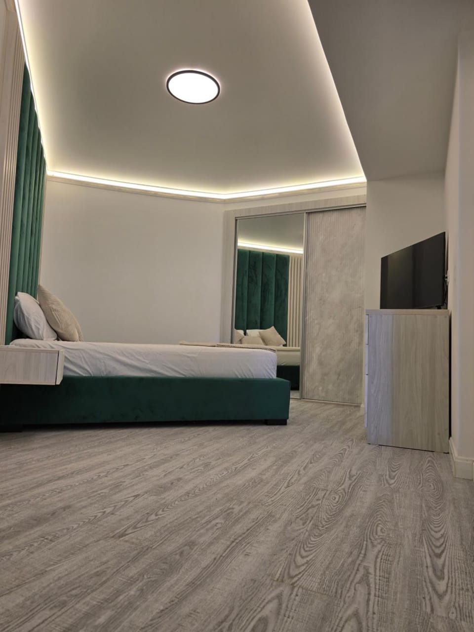 Florida Beach White Titanic- Endless Summer Apartment in Constanța County