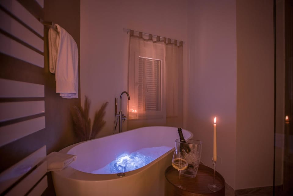 Hot Tub, Bathroom