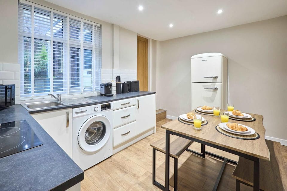 Coffee/tea facilities, Kitchen or kitchenette, Dining area, dishwasher, oven, stove, toaster