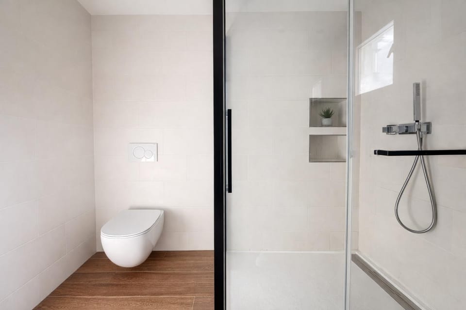 Shower, Toilet