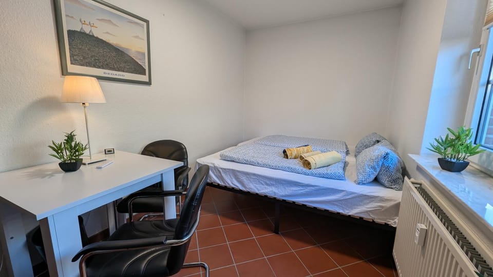 Bed, Photo of the whole room, Seating area, Bedroom