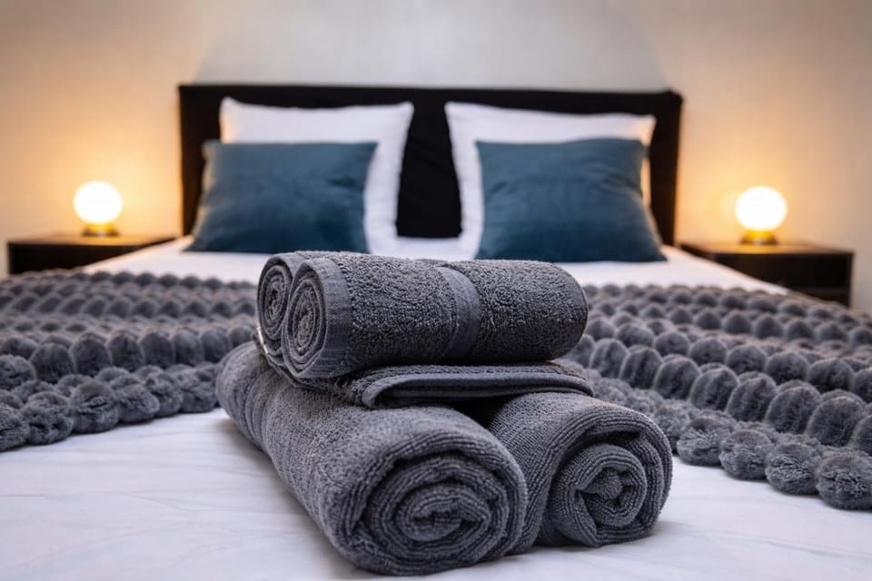 Bed, towels