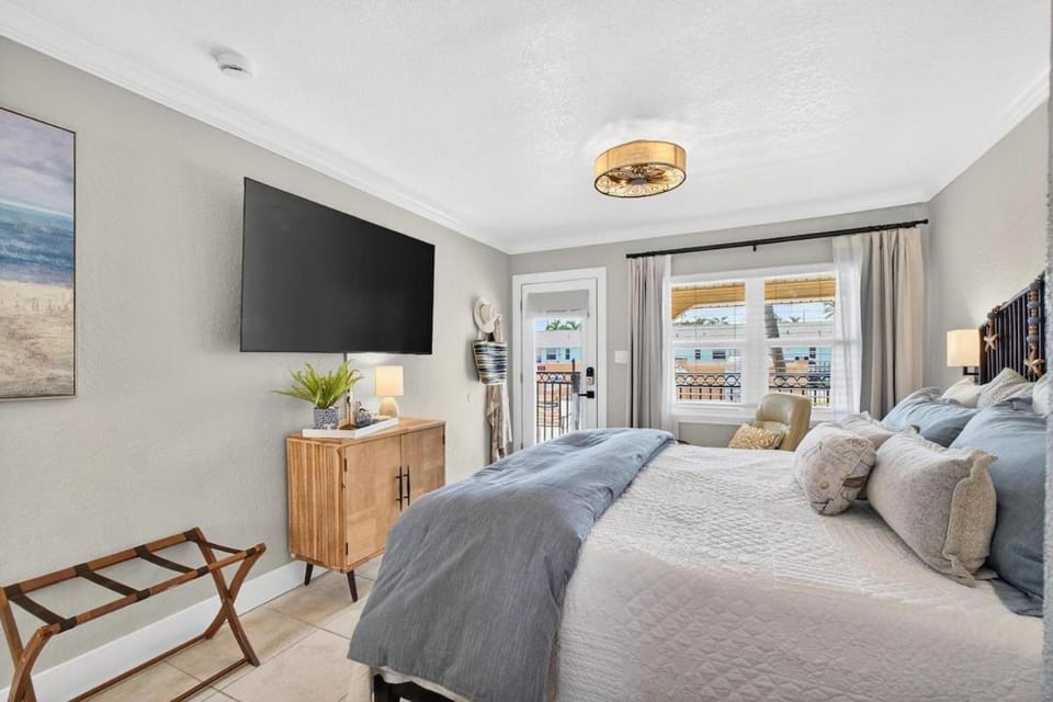 Summer Promo for Mondays & Thursdays! - Coconut Villa's Suite 6 Apartment in North Redington Beach
