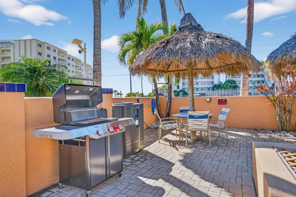 Summer Promo for Mondays & Thursdays! - Coconut Villa's Suite 6 Apartment in North Redington Beach