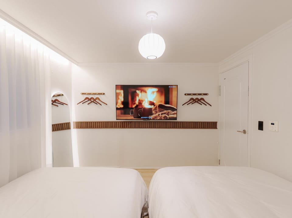 Communal lounge/ TV room, Bed, TV and multimedia, Photo of the whole room, Bedroom