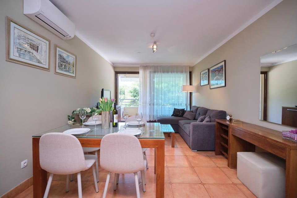 TV and multimedia, Seating area, Dining area