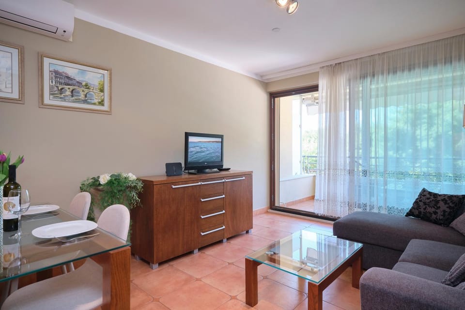 TV and multimedia, Living room, air conditioner