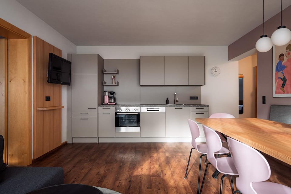 TV and multimedia, Kitchen or kitchenette, Dining area, dishwasher, oven, stove