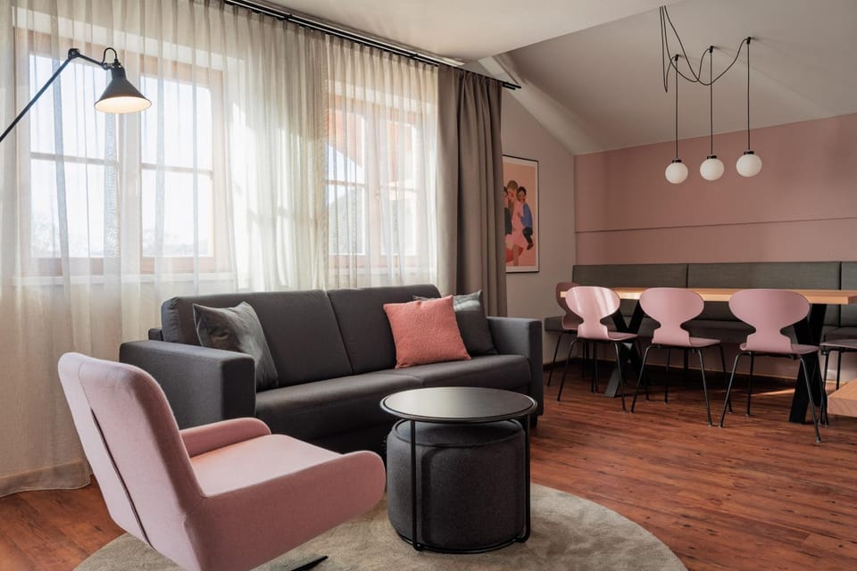 Skiing, Living room, Seating area, Family