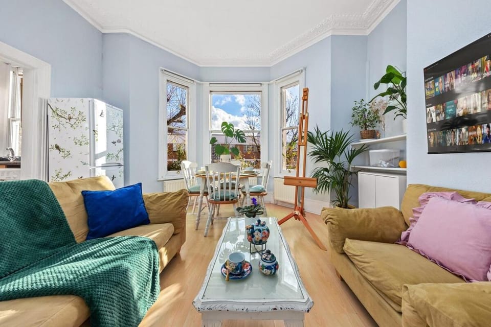 Artist's Bright Hampstead Heath Village 2 Bed Flat Apartment in London Borough of Camden