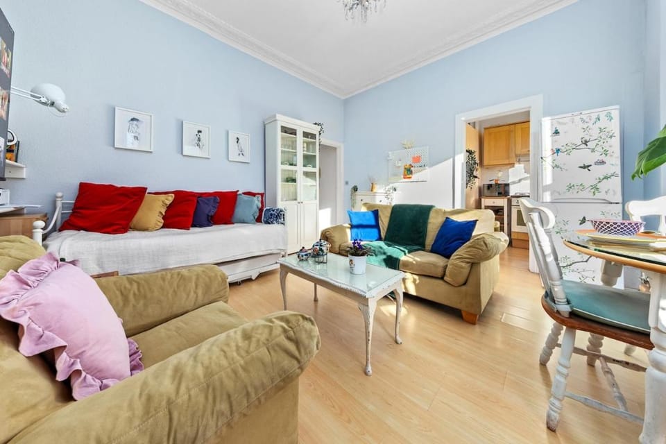 Artist's Bright Hampstead Heath Village 2 Bed Flat Apartment in London Borough of Camden