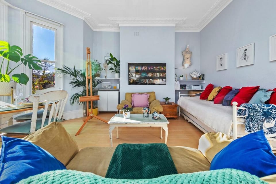 Artist's Bright Hampstead Heath Village 2 Bed Flat Apartment in London Borough of Camden