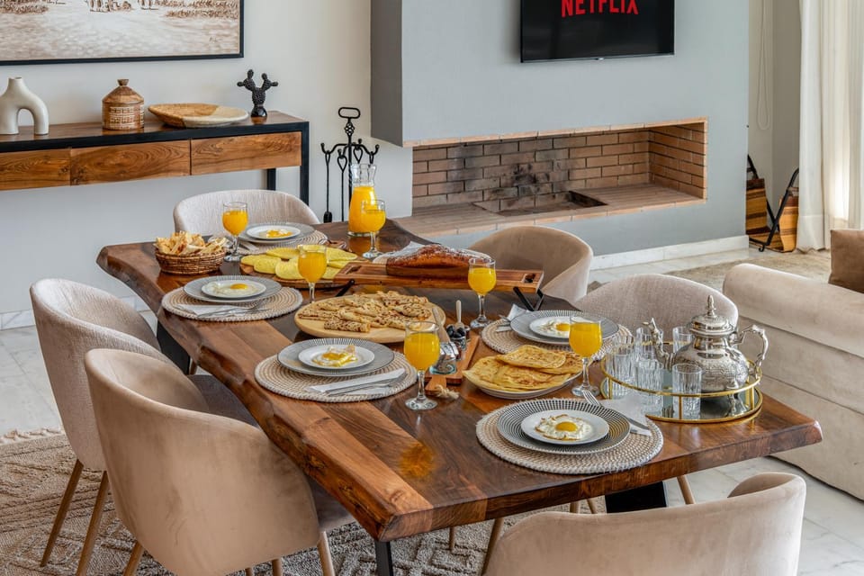 Living room, Food and drinks, Seating area, Dining area, Continental breakfast