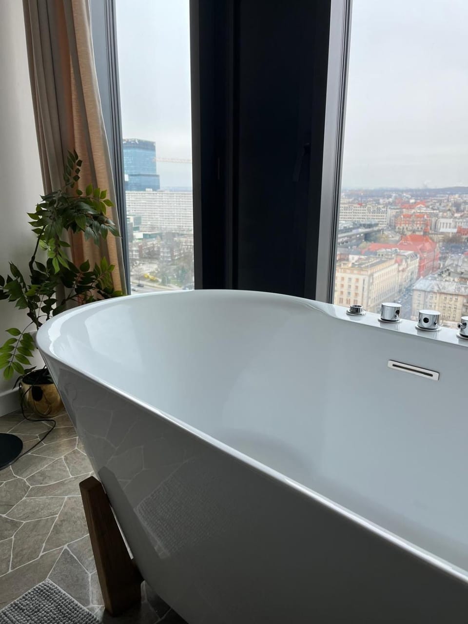 SKY TOWER Katowice l 18 piętro l Wanna z widokiem na miasto Apartment in Poland