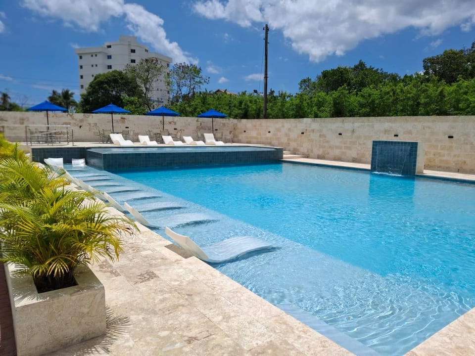 Day, Pool view, Swimming pool, sunbed
