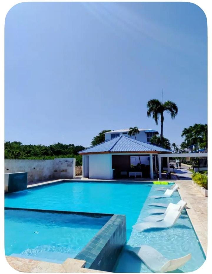 Acceso Privado A La Playa Justo Detrás - Piscina, Jacuzzi, Gazebos, Area De BBQ, Ducha De Exterior, Baños, Wifi, Netflix, Parqueo, Seguridad y Control de Acceso las 24 Horas Apartment in Juan Dolio