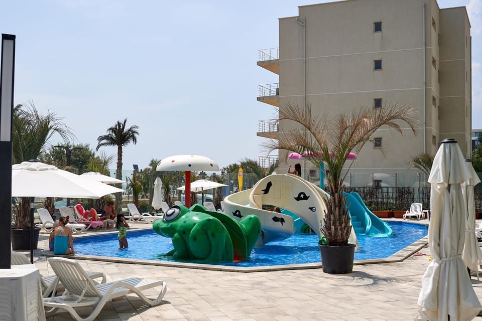 Waves Studio Spa n Pools Beach Resort Apartment in Constanța County