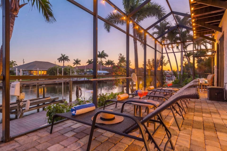 Waterfront Oasis of Luxury & Comfort, Heated Pool & Spa, Pool Table, Bikes - Southern Sun Retreat House in Cape Coral
