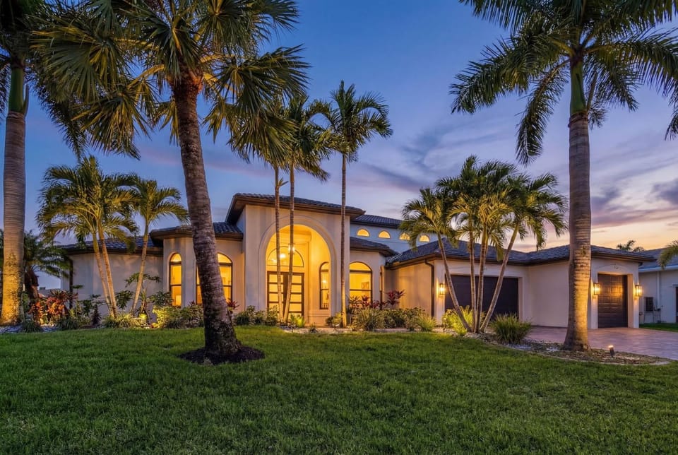 Waterfront Oasis of Luxury & Comfort, Heated Pool & Spa, Pool Table, Bikes - Southern Sun Retreat House in Cape Coral