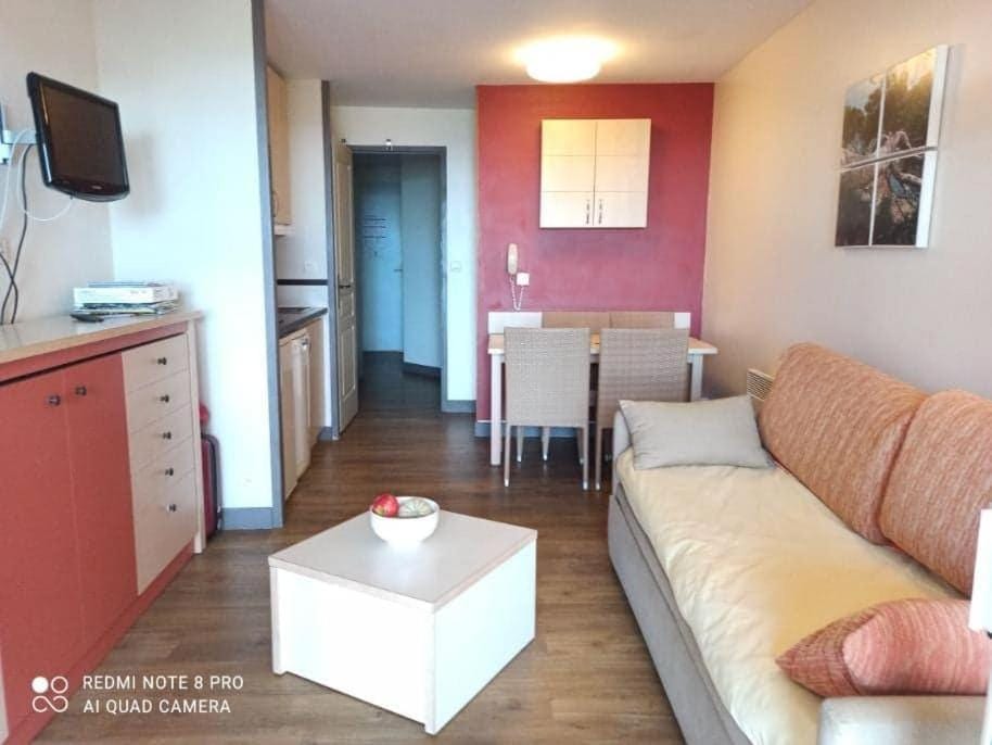 Saint-Raphael Cap Esterel Vue Mer Air-con 4 to 5 pers XWQ3 Apartment in Saint-Raphael