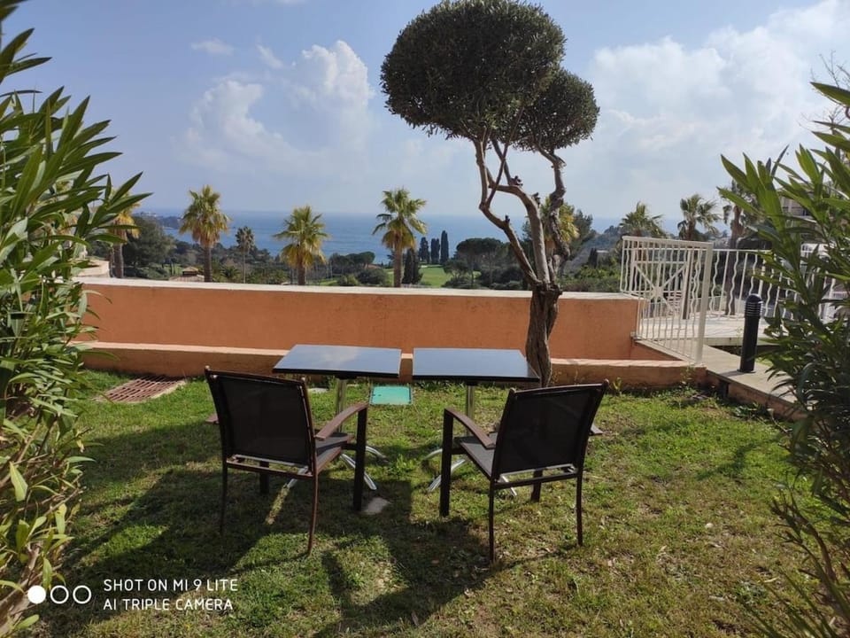 Saint-Raphael Cap Esterel Vue Mer Air-con 4 to 5 pers XWQ3 Apartment in Saint-Raphael