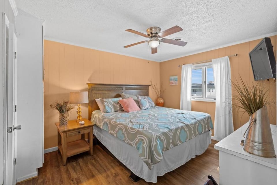Pet Friendly 3 Bedroom Inlet Front Beach Home for 12! Oversized Deck and Dock! Blushing Mermaid House in North Myrtle Beach