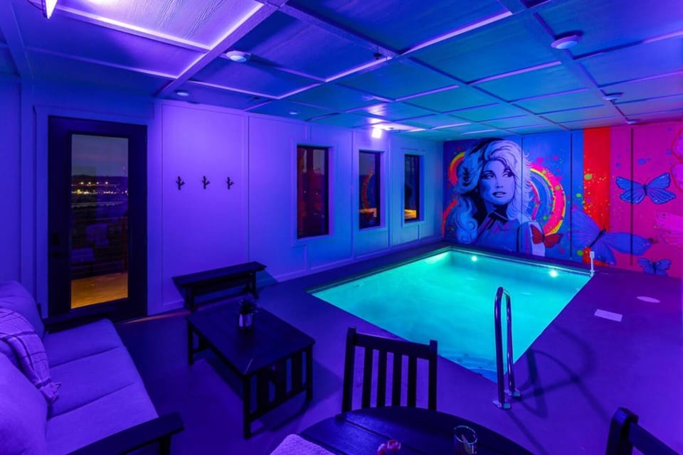 Luxe Mountain Retreat: Indoor Pool & Iconic Views House in Sevierville