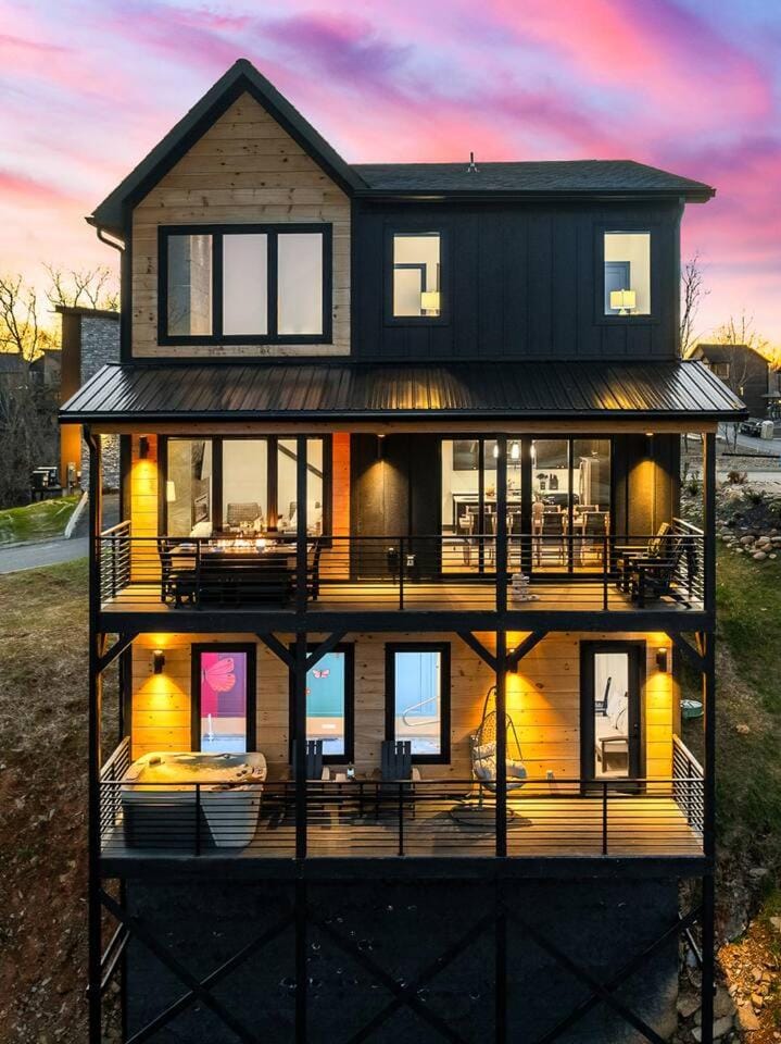 Luxe Mountain Retreat: Indoor Pool & Iconic Views House in Sevierville