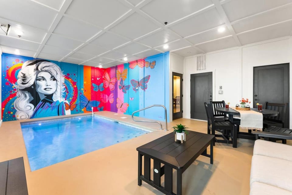 Luxe Mountain Retreat: Indoor Pool & Iconic Views House in Sevierville