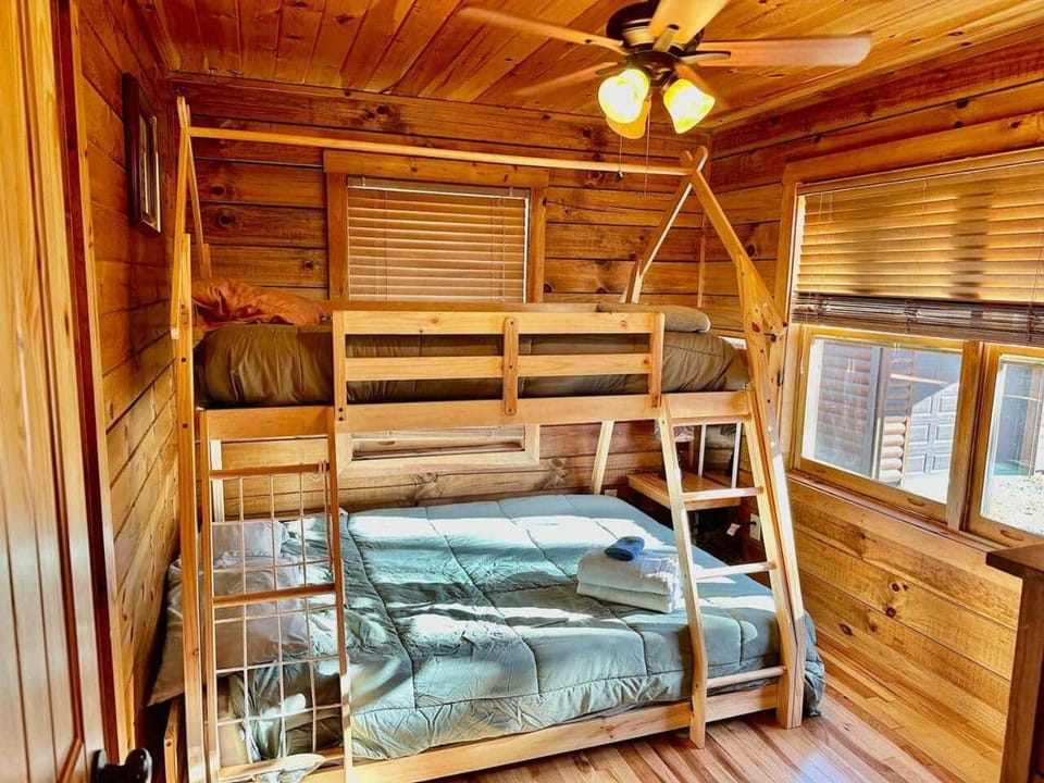 Eagles Nest 2 BR Cabin - Close to Beech Mtn Cabin in Beech Mountain
