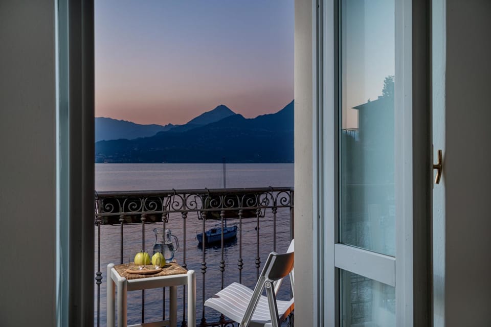 View (from property/room), Balcony/Terrace, Living room, Lake view