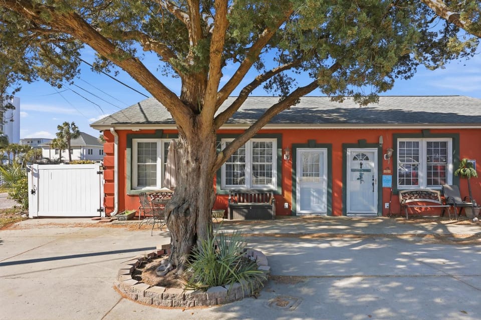 Sunny Beach Bungalow Pet Friendly Near Beach House in North Myrtle Beach