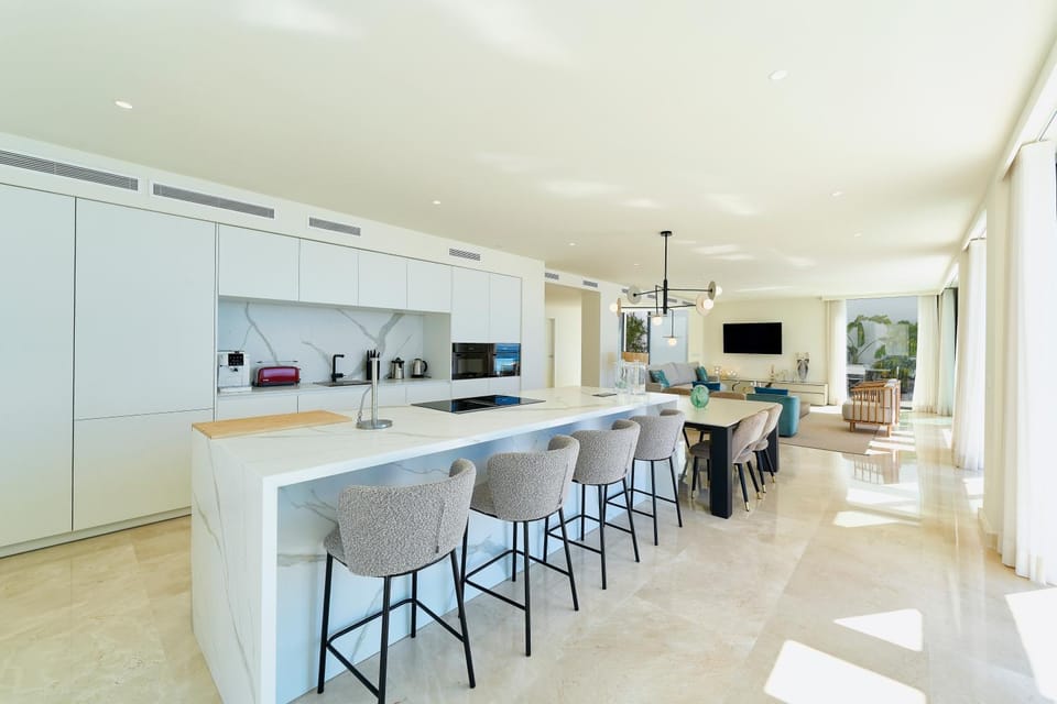 Kitchen or kitchenette, Dining area, oven