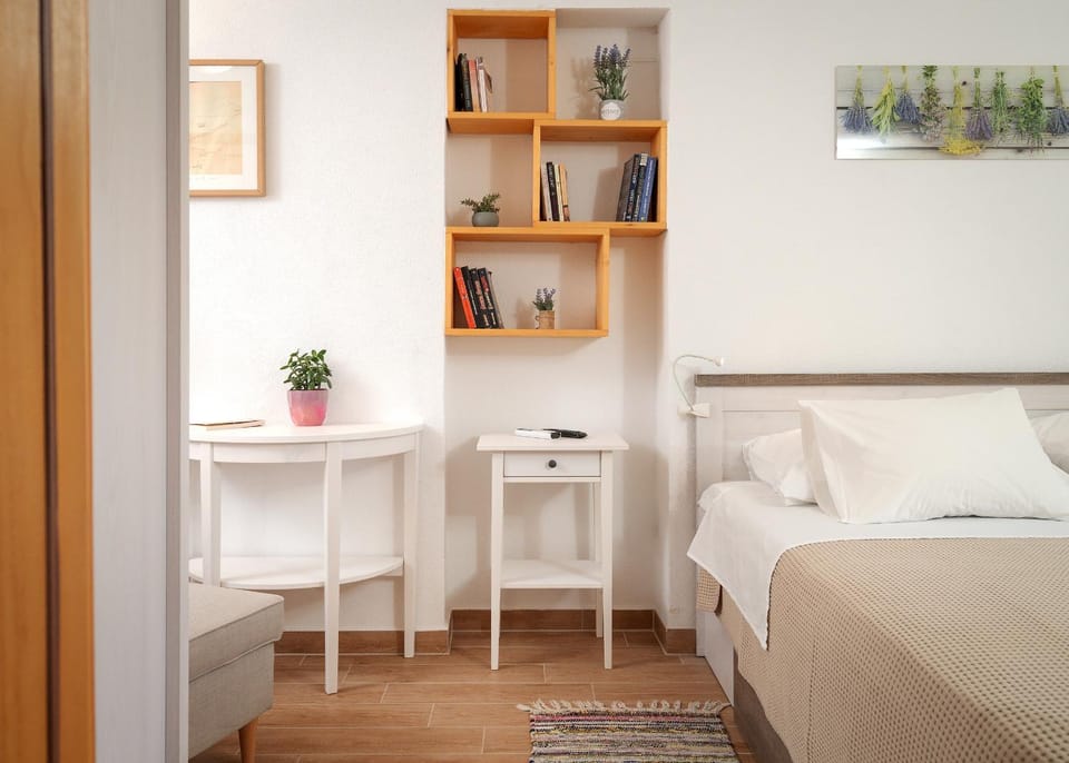 Bed, Library, Photo of the whole room, Bedroom