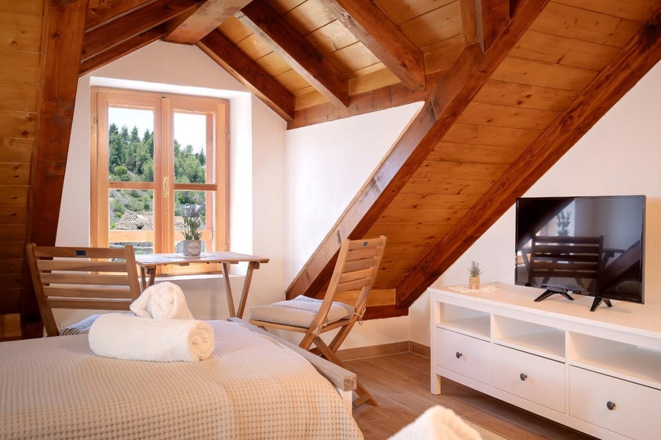 Bed, TV and multimedia, View (from property/room), Photo of the whole room, Seating area, Evening entertainment, Bedroom, City view, City view, Sea view, Sea view
