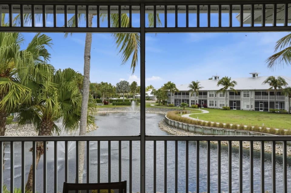 #222 Beautiful Lake View -Second Floor - Sleeps 4 House in Lely Resort