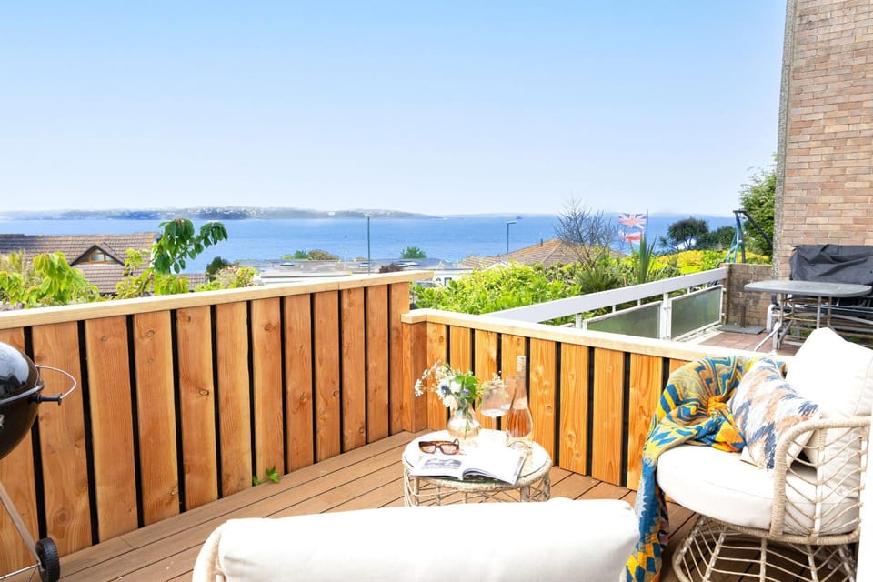 The Lookout - Coastal Calm with Panoramic Sea Views House in Brixham