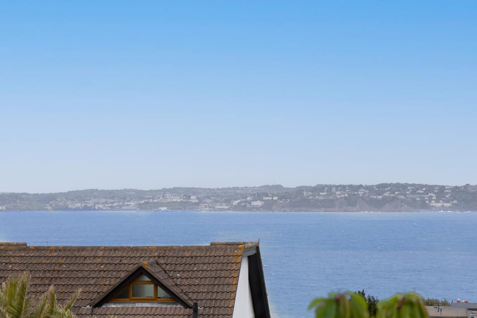 The Lookout - Coastal Calm with Panoramic Sea Views House in Brixham