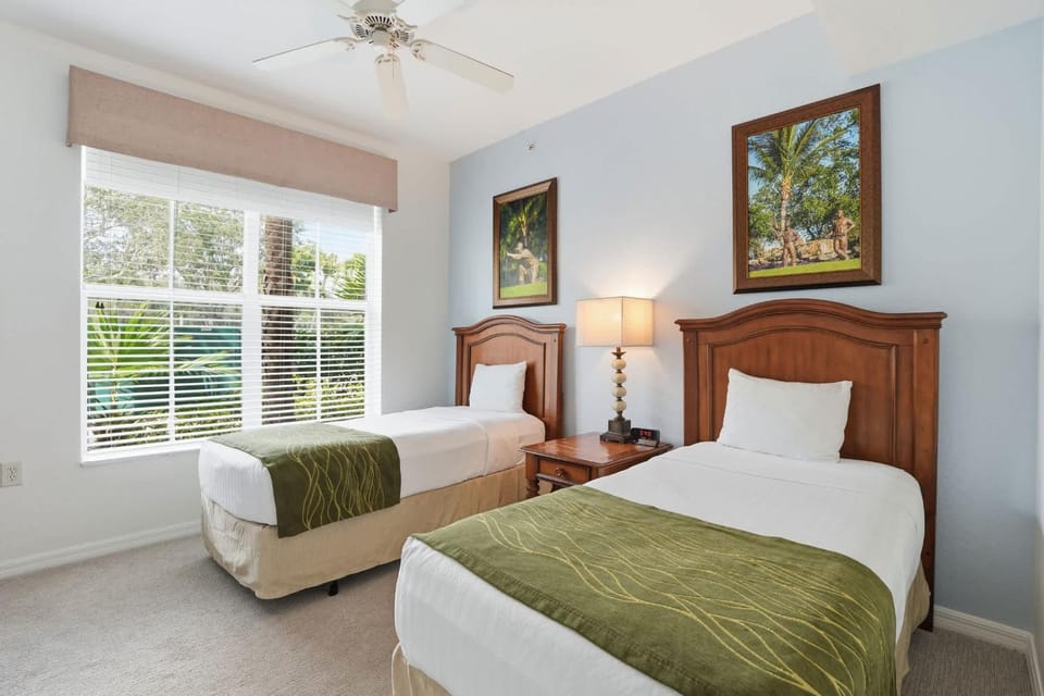#211 - Lake and Fountain Views -Sleeps 6 House in Lely Resort