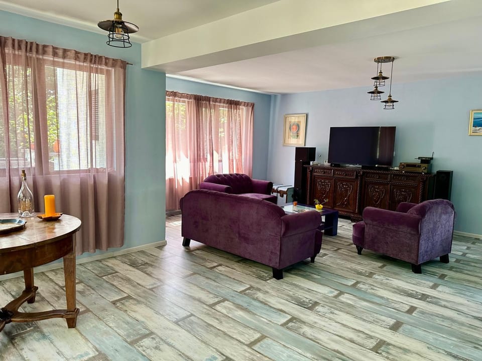Communal lounge/ TV room