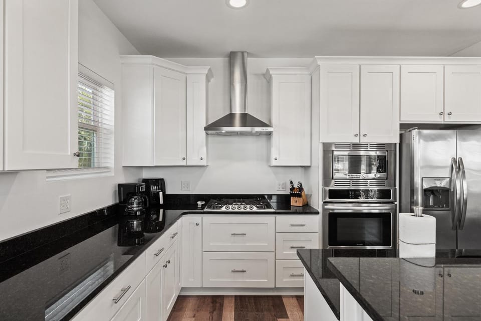 Coffee/tea facilities, Kitchen or kitchenette, dishwasher, microwave, oven, stove, toaster