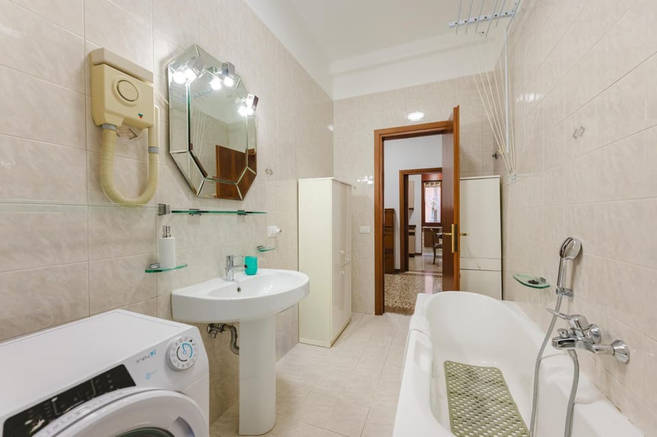 Bathroom, Bath, towels, washing machine