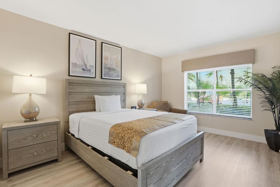 #113 - Unique Floor Plan - Lake and Fountain View House in Lely Resort