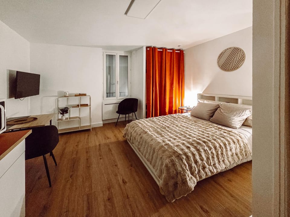 Bed, TV and multimedia, Photo of the whole room, storage