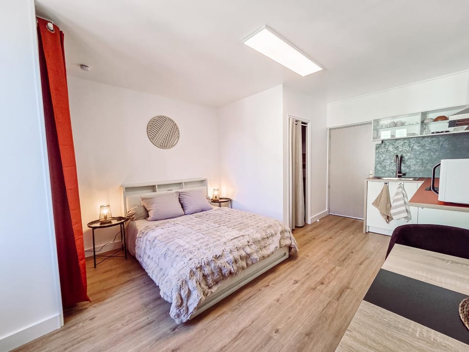 Bed, Photo of the whole room