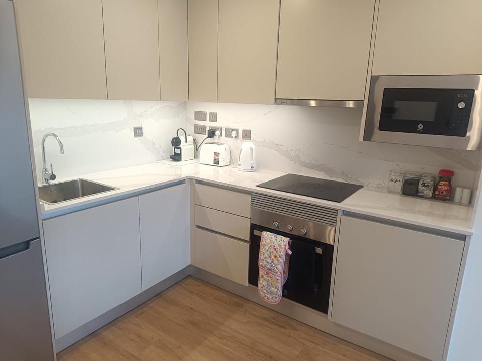 Coffee/tea facilities, Kitchen or kitchenette, dishwasher, oven, stove, toaster