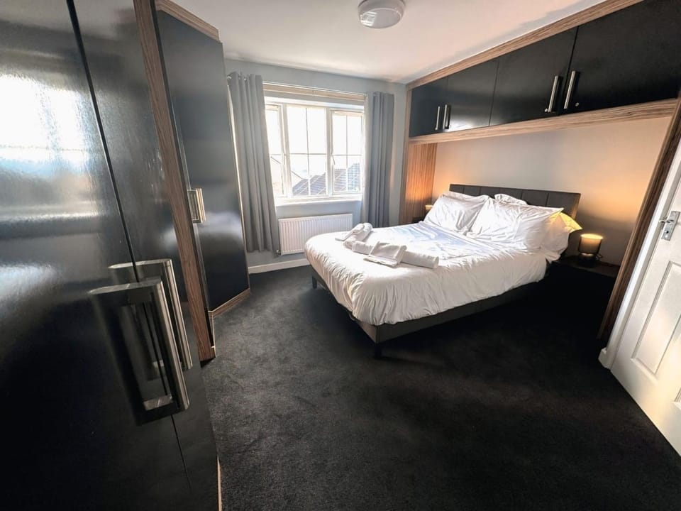 Elegant 4BDR Home with Private Parking in Darfield Apartment in Borough of Barnsley