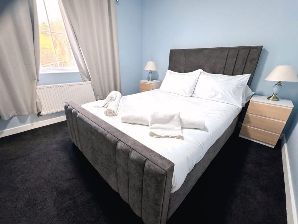 Elegant 4BDR Home with Private Parking in Darfield Apartment in Borough of Barnsley