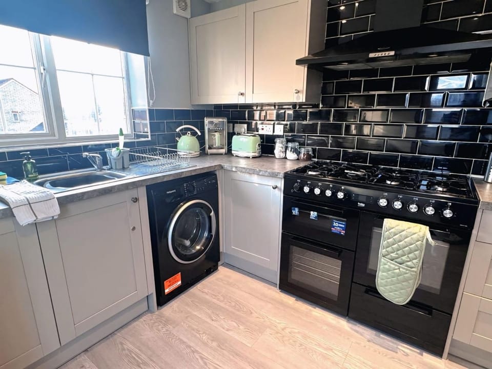 Elegant 4BDR Home with Private Parking in Darfield Apartment in Borough of Barnsley