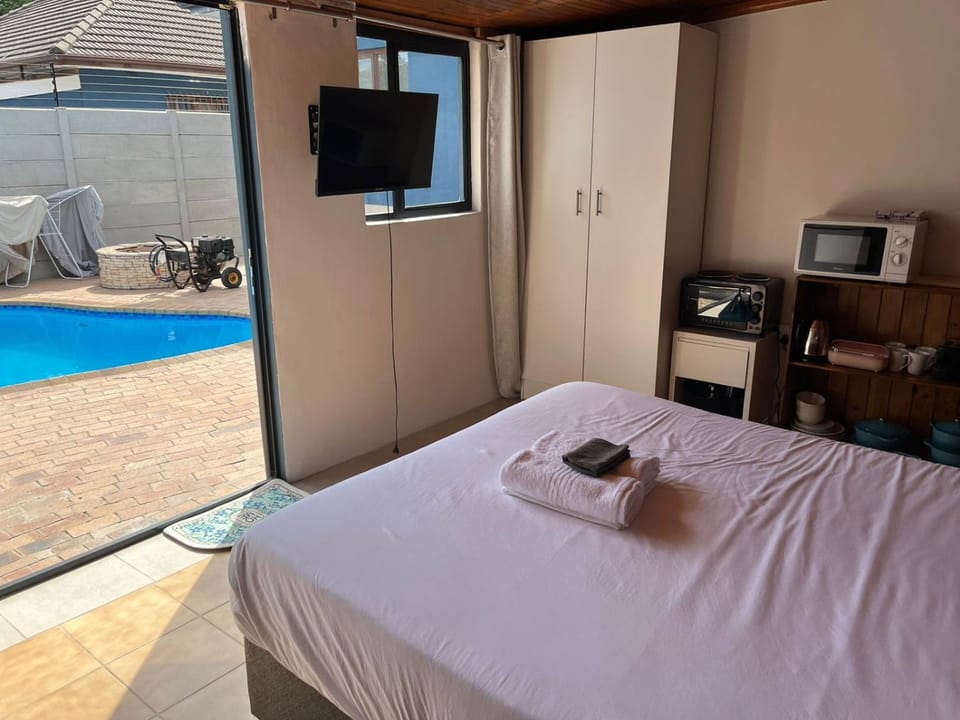 Bed, TV and multimedia, wardrobe